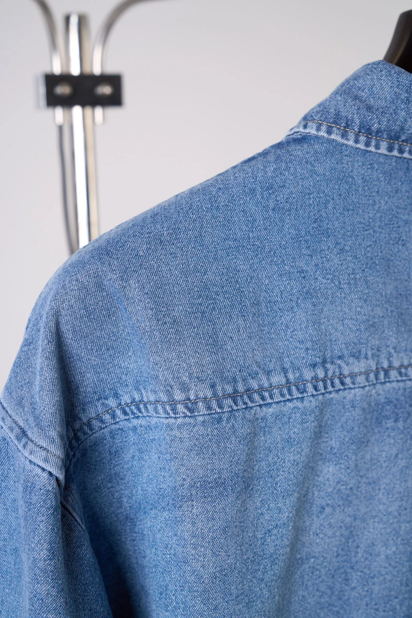 [Real auction] Celine/Céline Paris label patch pocket long-sleeved denim shirt [In Stock] S M L The double patch pockets on the chest combine both practicality and aesthetics. The CELINE PARIS fabric label hides between the pockets, implicitly revealing the heritage of the family. The pleats on the back optimize the wearing experience. The soft arc hem stretches casually. The buttoned cuffs are polished to polish the details of the garment. The superfluous ornaments are eliminated. The narrative language of minimalist denim is used to interpret Celine's unique Retro relaxed and elegant style. The use of pattern templates for machine sewing and precise control of sewing lines through pattern drawing machines ensure CELINE The PARIS label is accurately positioned, and the horizontal and vertical lines are completely aligned. The prototype is accurately aligned by hand to ensure that the opening and closing are tight. The patch pockets are manually positioned for precise positioning and turning. It requires workers to have superb skills and patience. The work is tedious and complex and takes a long time. Use multiple horses to scrub the sand. Use high-pressure spray guns to rub in specific parts to achieve a local gradient effect. Then use frosting technology to create a unique texture pattern. The workmanship is extremely complex, time-consuming and labor-intensive. Fried Snowball Fried salt, specially prepare the corresponding solution, add a certain amount of dye, soak the denim material in it to absorb the solvent, then scrub and dry it to further fade and oxidize, creating a loose fit.